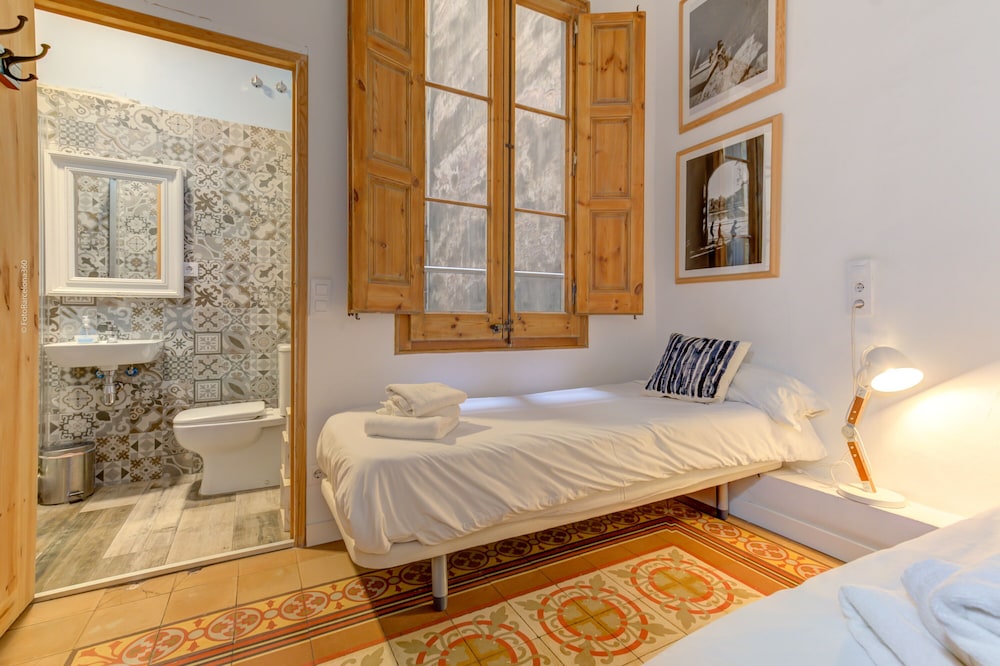 ROOM, TWIN BEDS, EXTERNAL BATHROOM