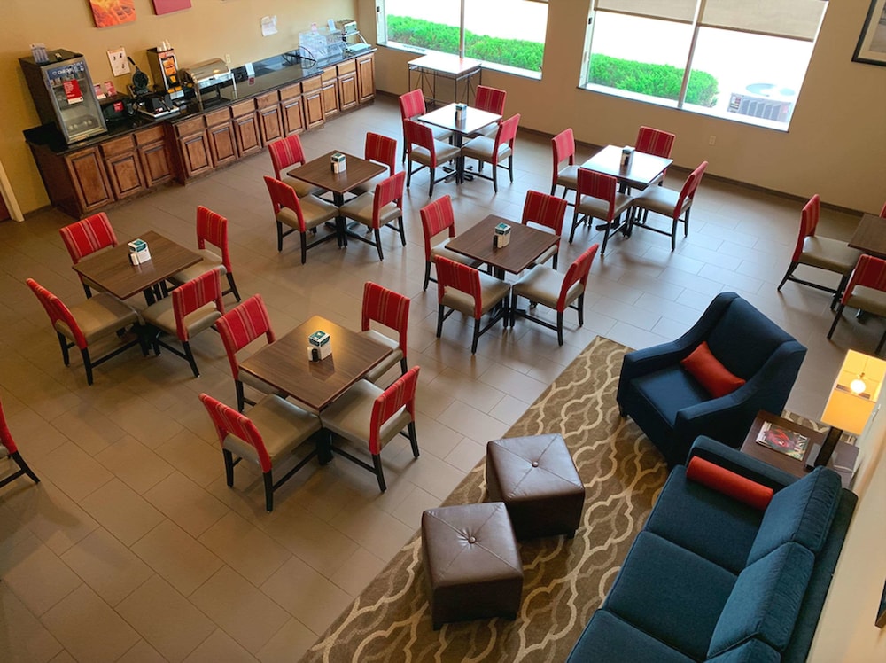 Comfort Suites Texas Ave. 19/28