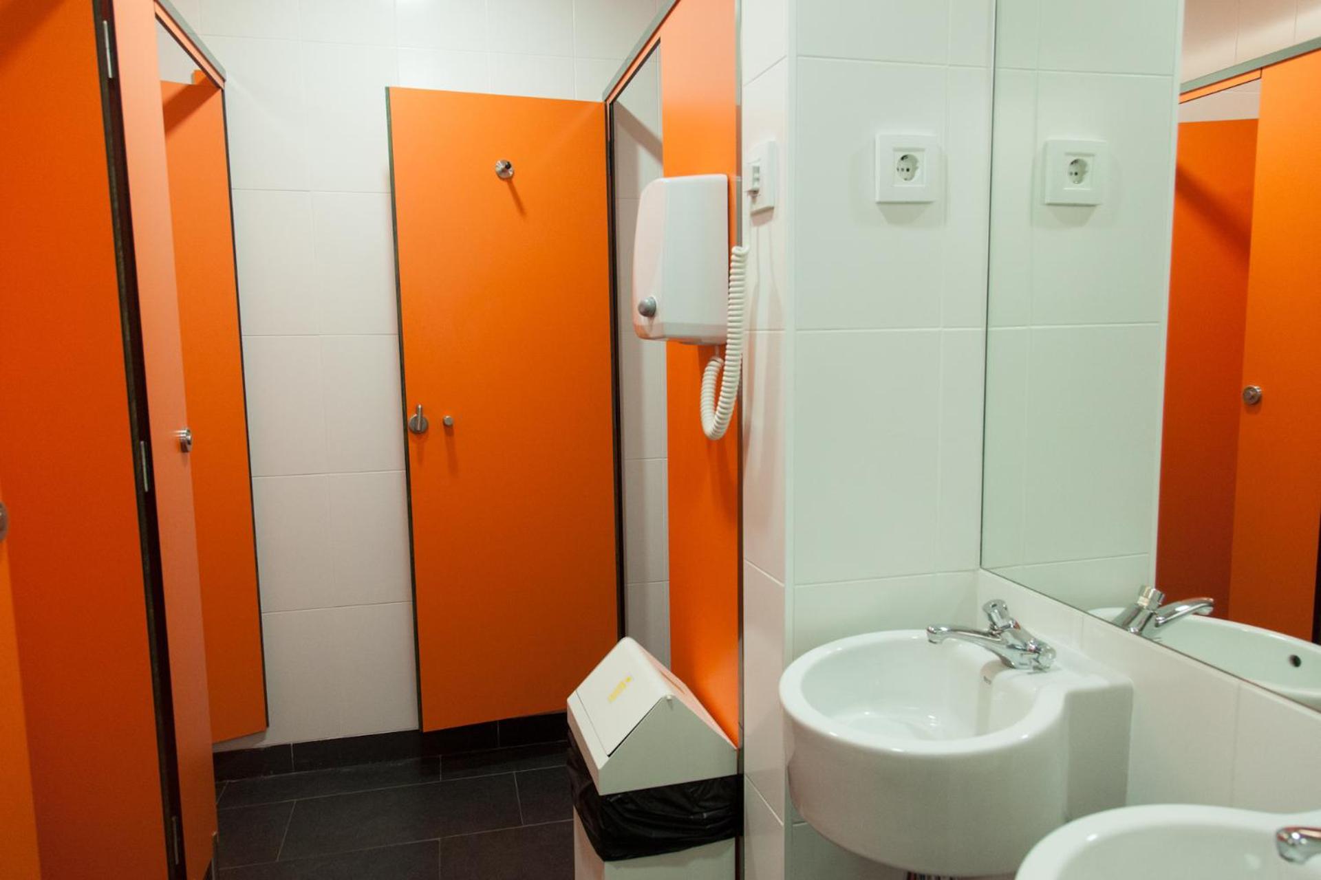 Female Dorm, Female Only, 8 Beds 4/6