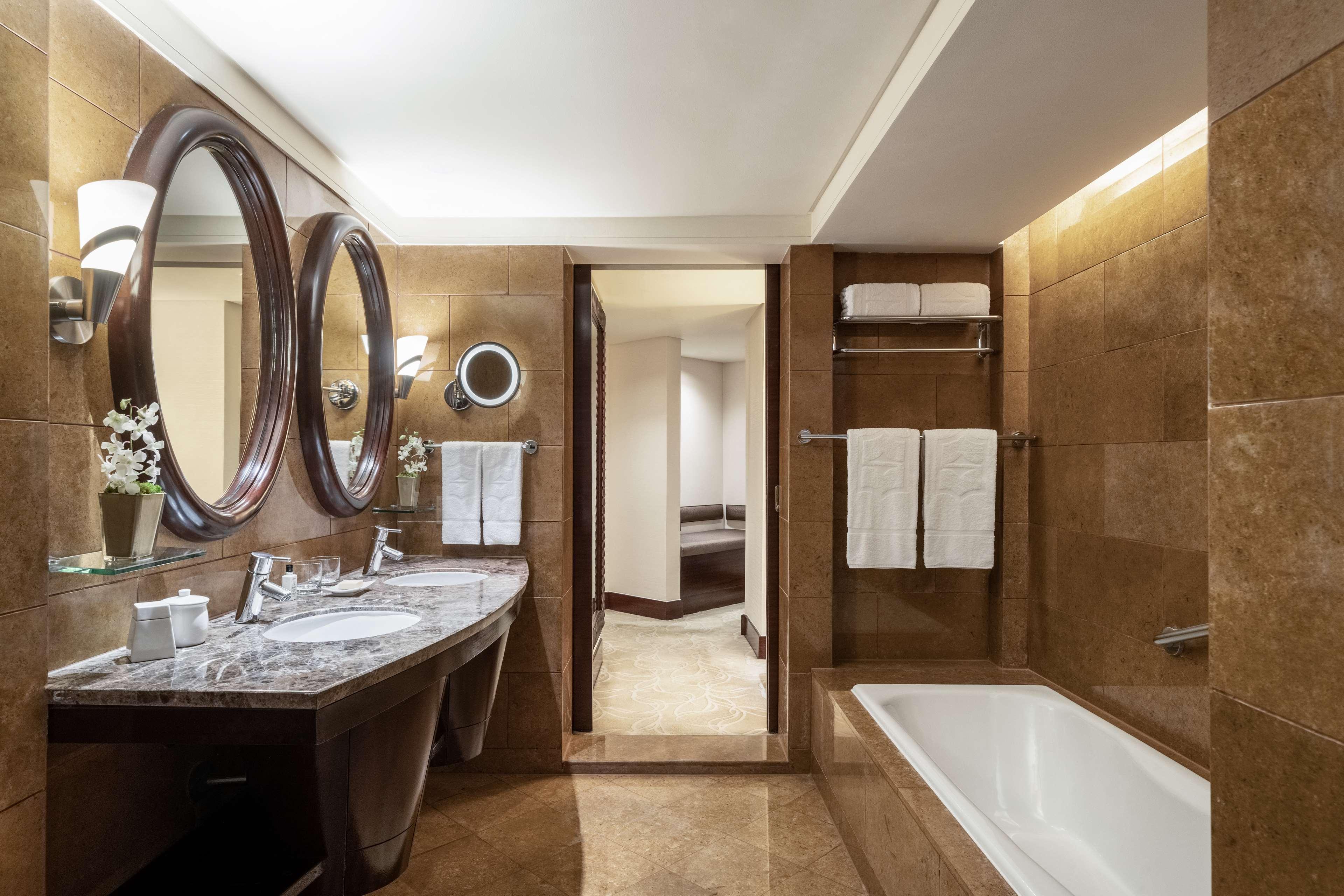 Premier, Suite, Garden Wing، EDSA Shangri-La Manila 3/3