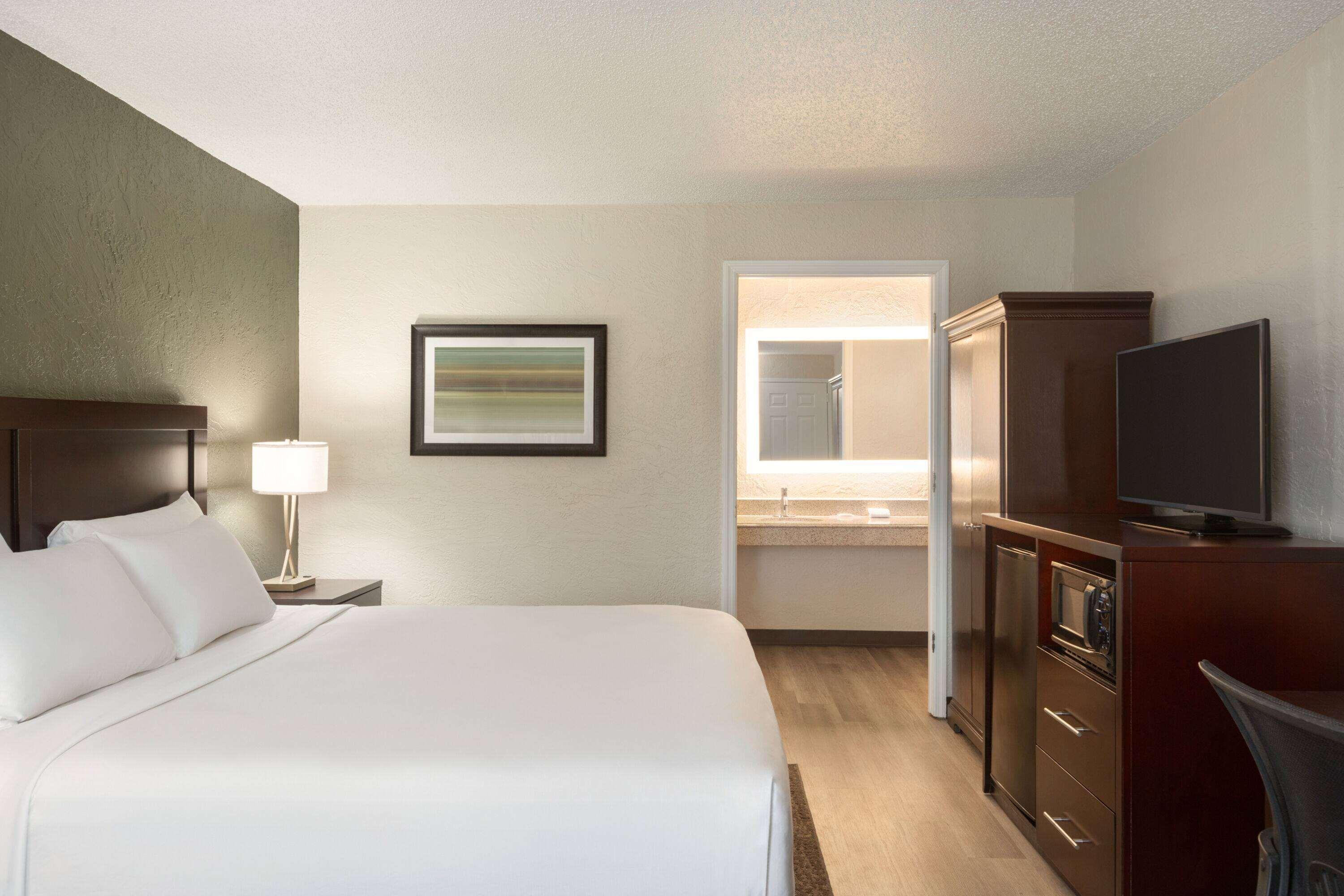 غرفة بسرير مزدوج لذوي الإعاقة، Mai Hana Hotel and Suites International Drive 2/4