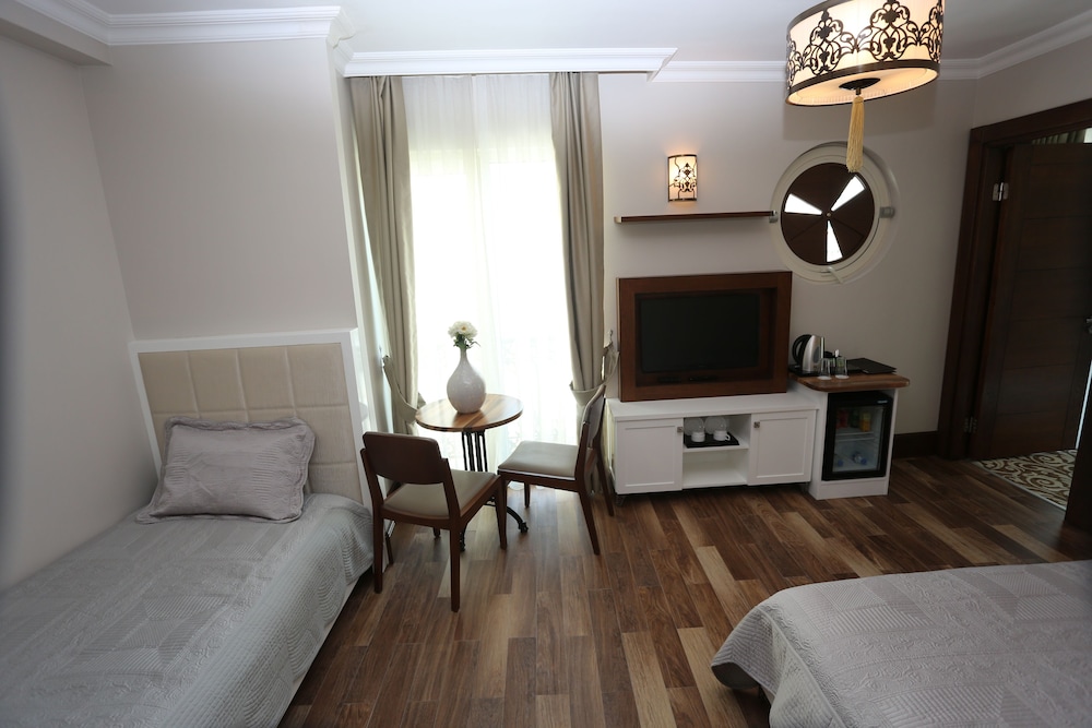 K SUITES HOTEL 32/58