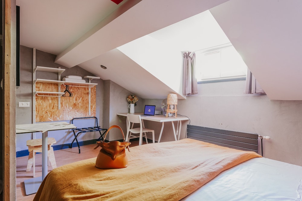 ECONOMY, QUEEN BED, ATTIC