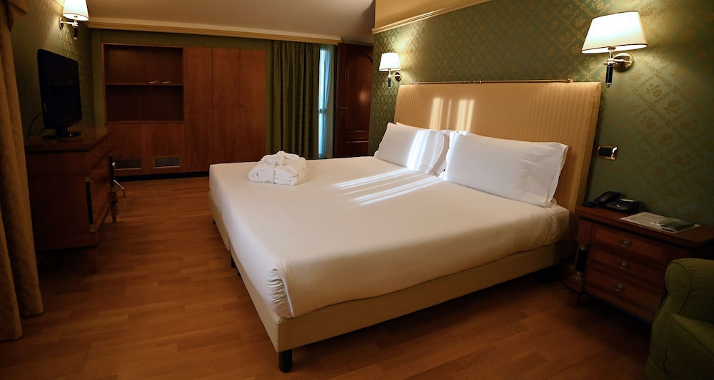 DELUXE, SUITE, MULTIPLE BEDS, JETTED TUB