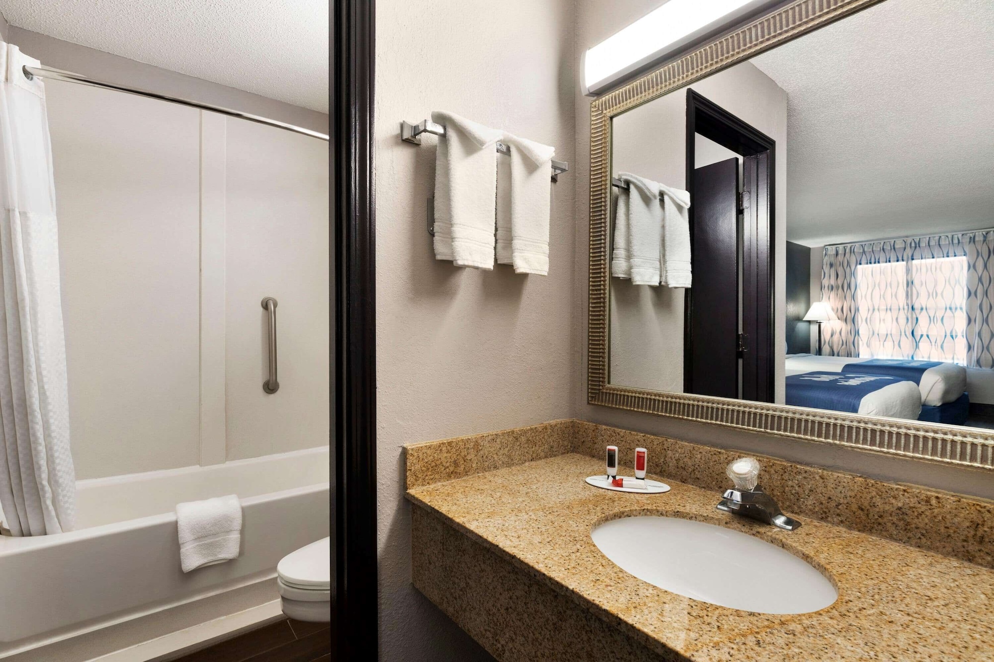 غرفة بسرير كينج للمدخنين، Days Inn By Wyndham Rock Hill 5/5