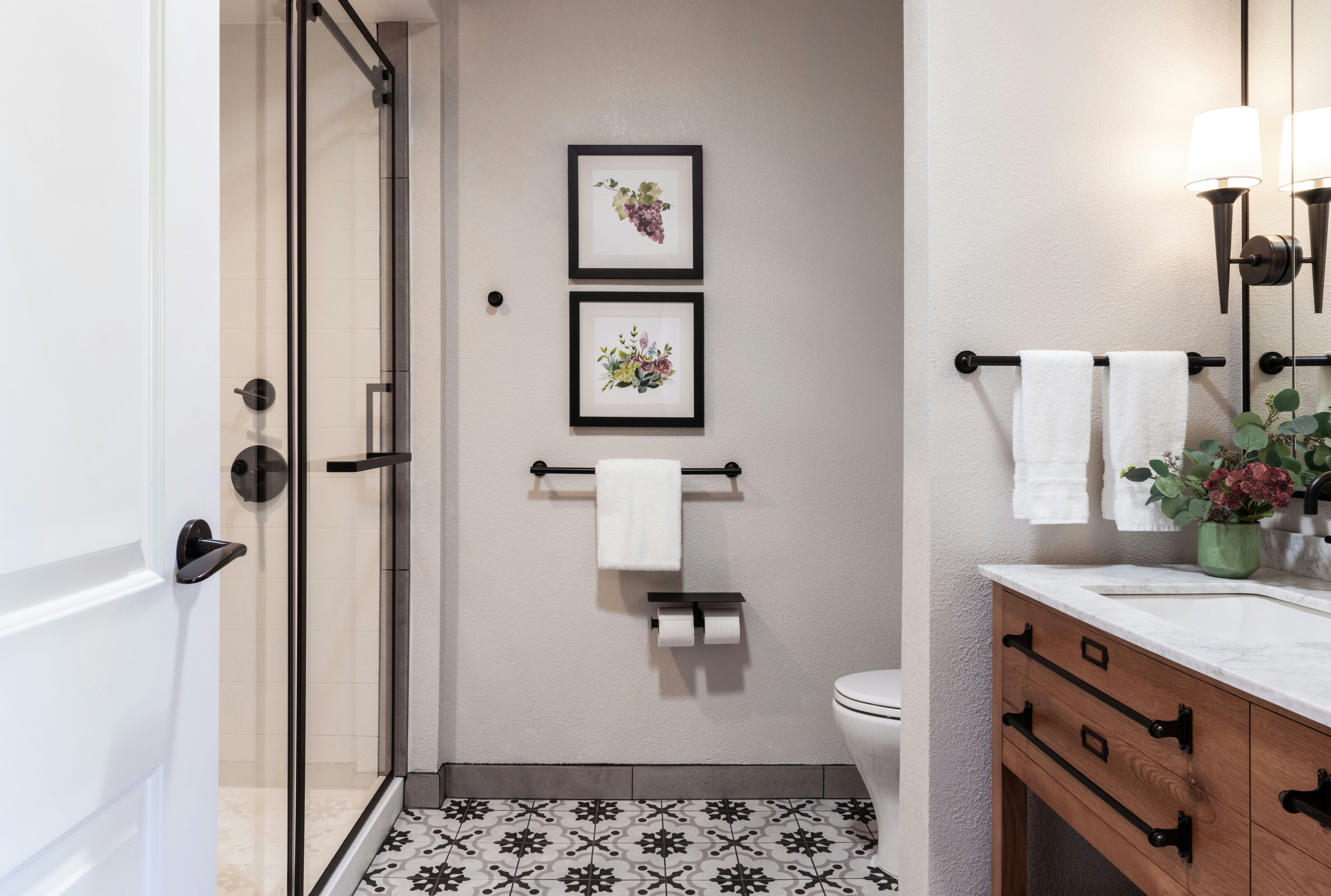 غرفة بسرير كينج بشرفة، The Lodge at Healdsburg, tapestry Collection by Hilton 5/7