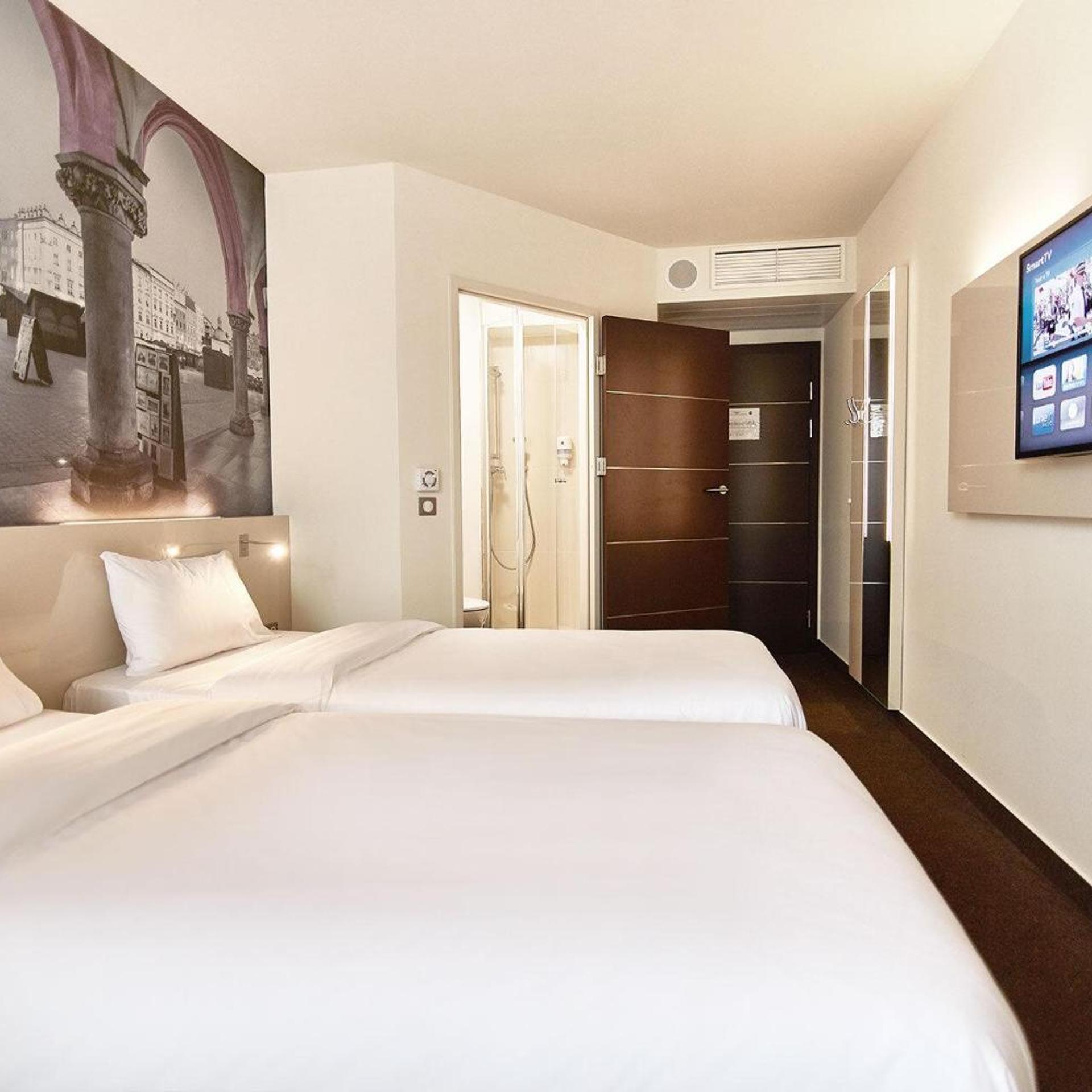 ROOM, TWIN BEDS