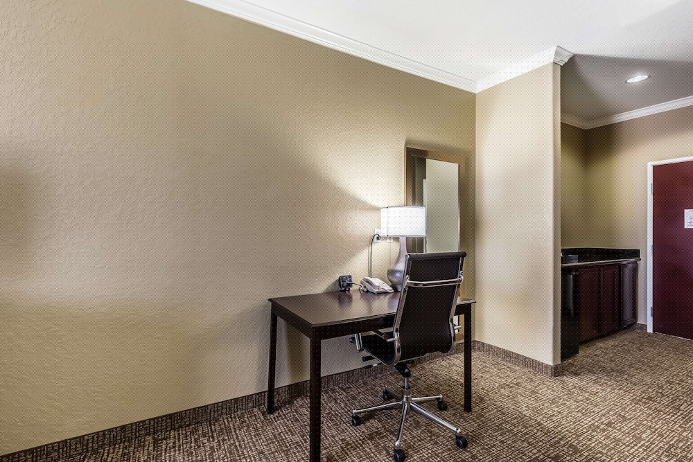 Comfort Suites Houston IAH Airport - Beltway 8 40/45