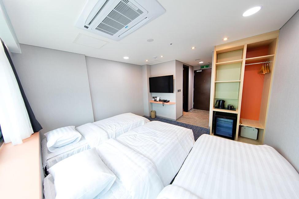 ROOM, TRIPLE