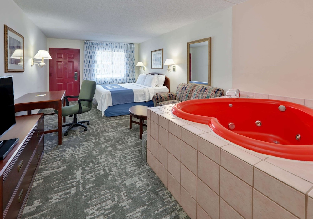 Days Inn & Suites by Wyndham Bentonville 11/19