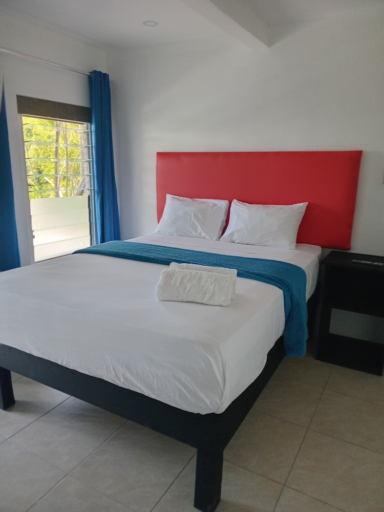 STANDARD, QUEEN BED, PRIVATE BATHROOM