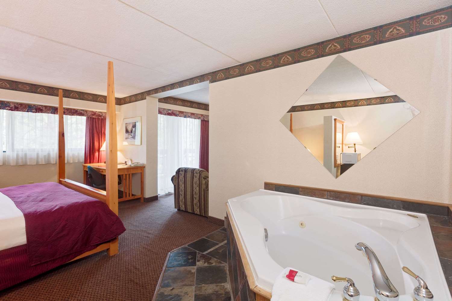 Ramada By Wyndham Pinewood Park Resort North Bay 24/24