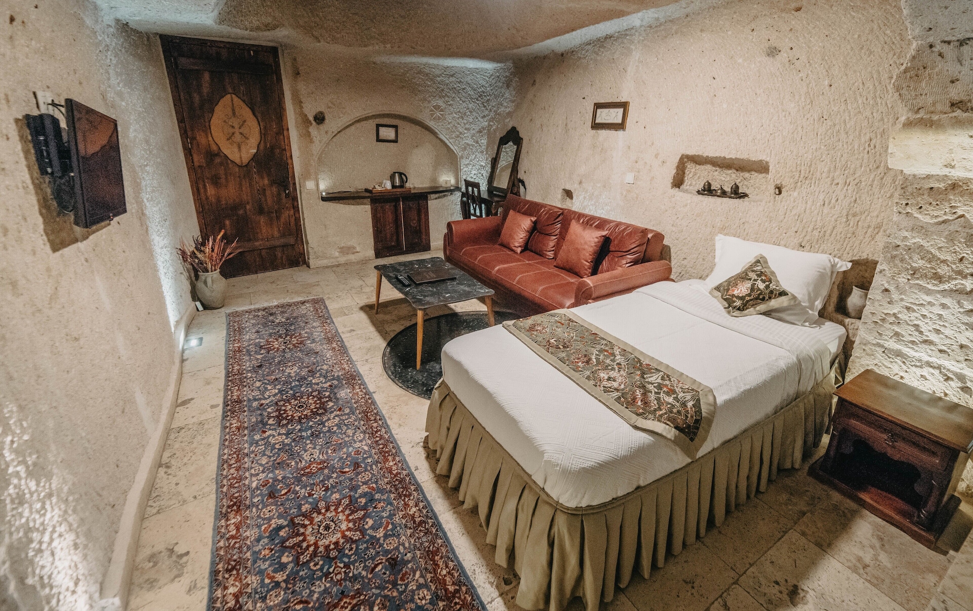 CAVE, FAMILY, SUITE