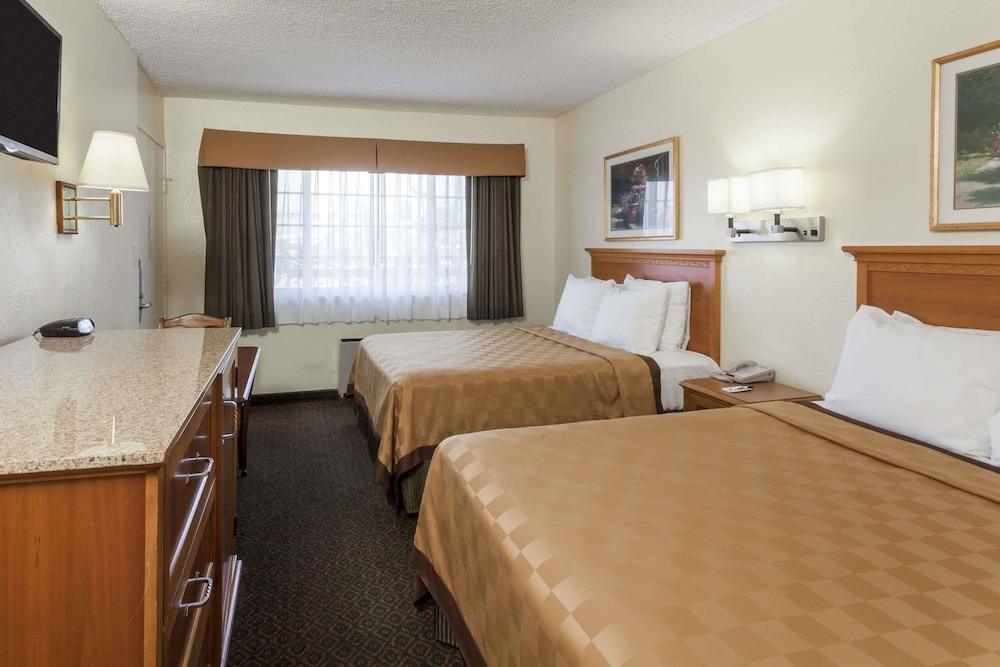 Travelodge by Wyndham Fullerton Near Anaheim 9/38