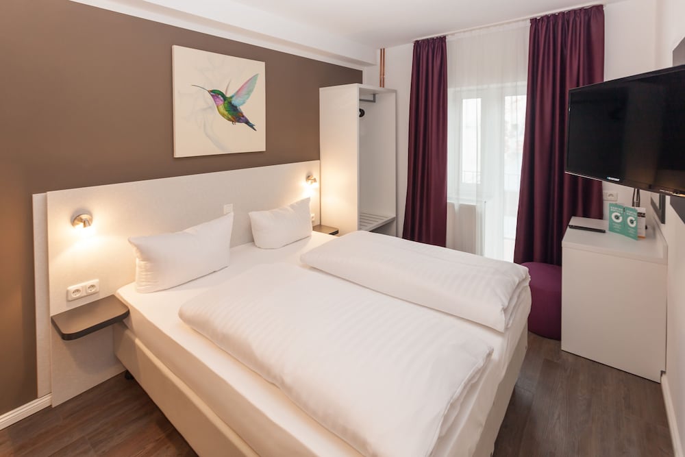 ROOM, DOUBLE BED