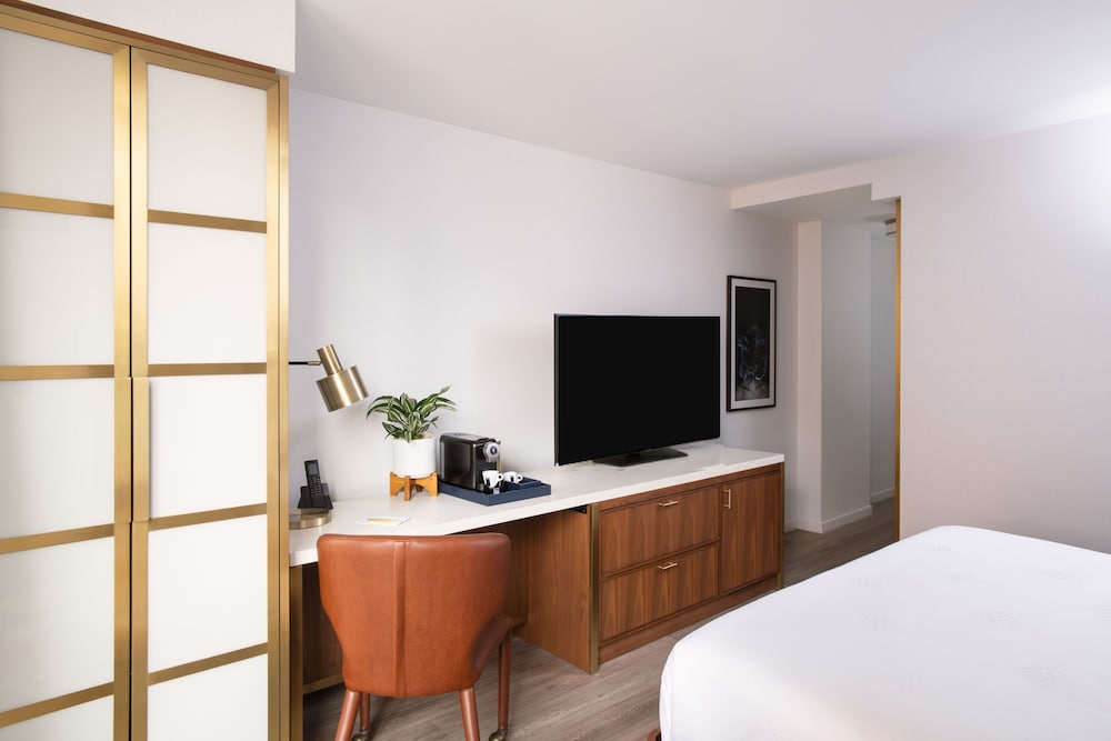 Classic, King Bed, Accessible