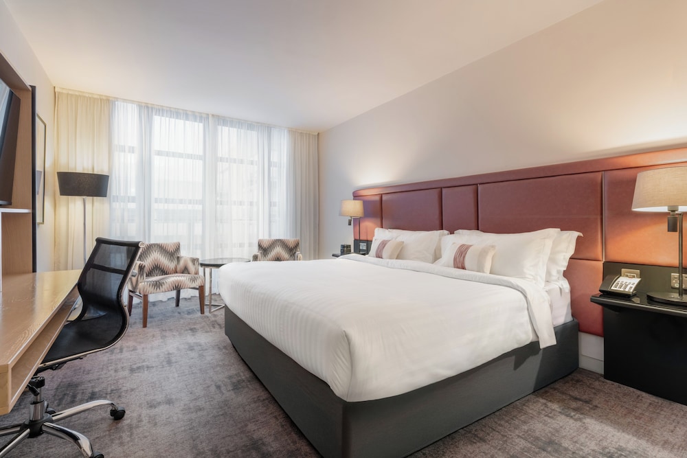 DELUXE, KING BED