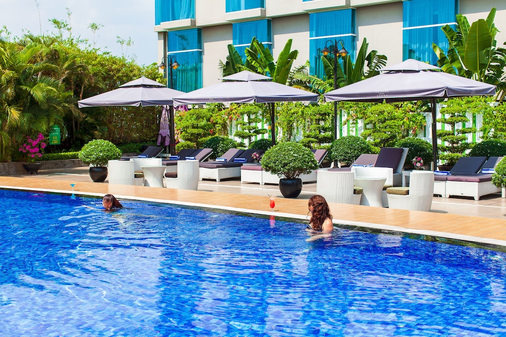 The Mira Hotel 48/50