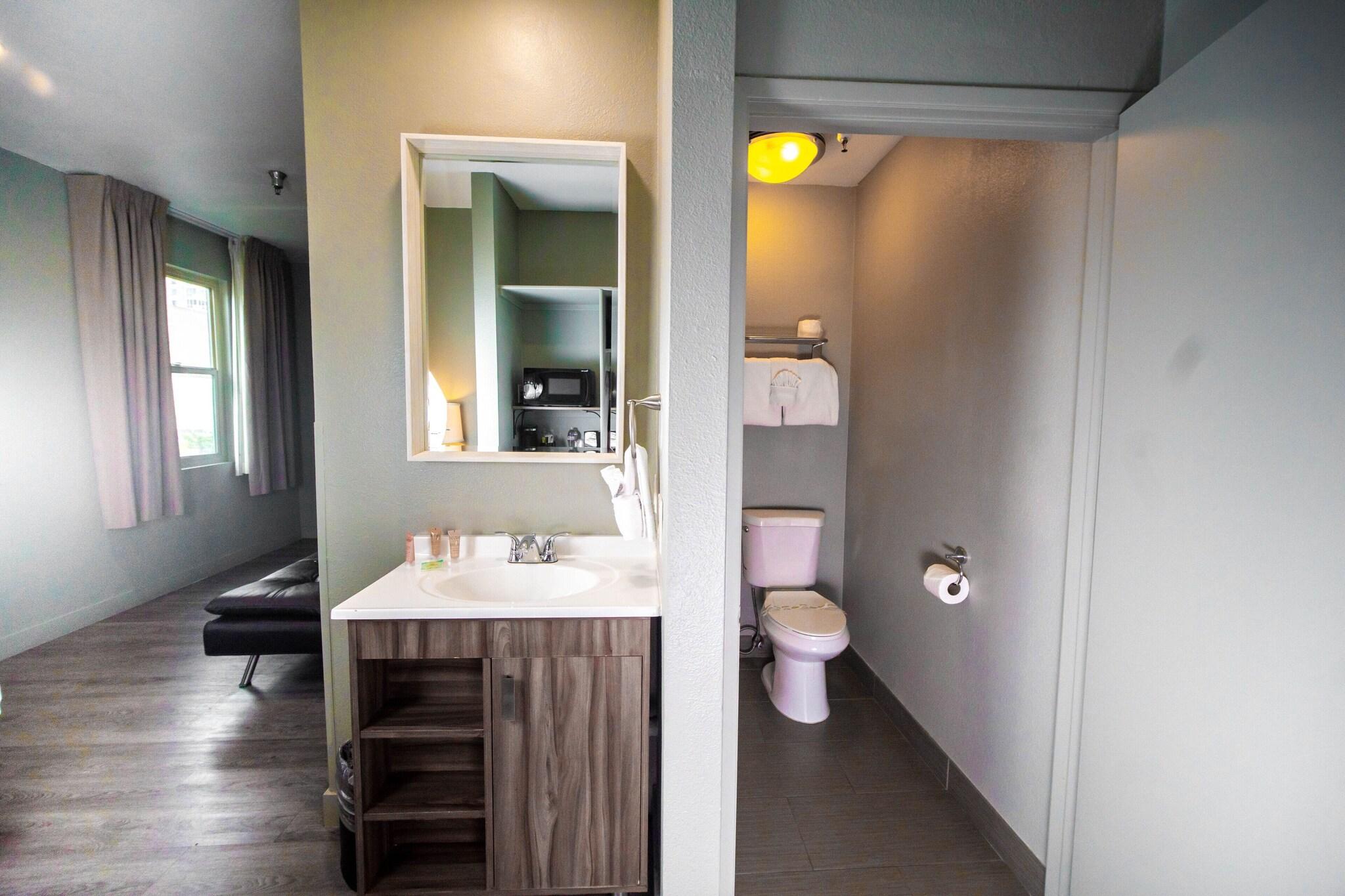 Room, Queen Bed, Urban Boutique Hotel 6/7