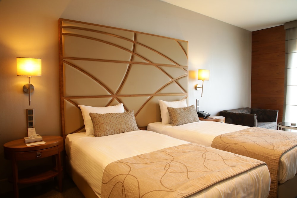 SUPERIOR, TWIN BEDS, PARTIAL SEA VIEW
