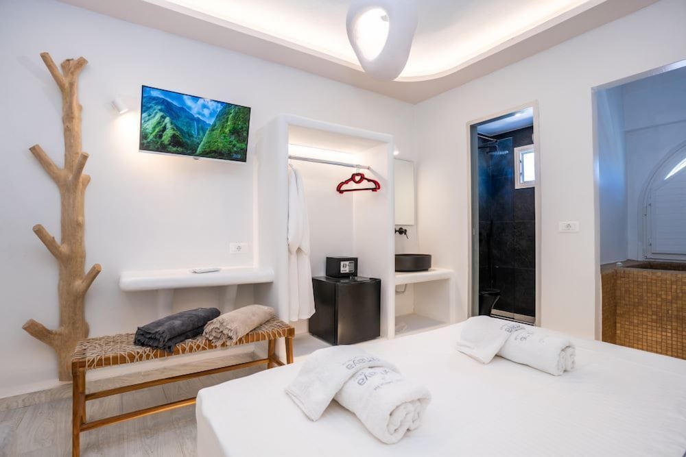 Harmony, 1 King and 1 Single Beds, Hot Tub