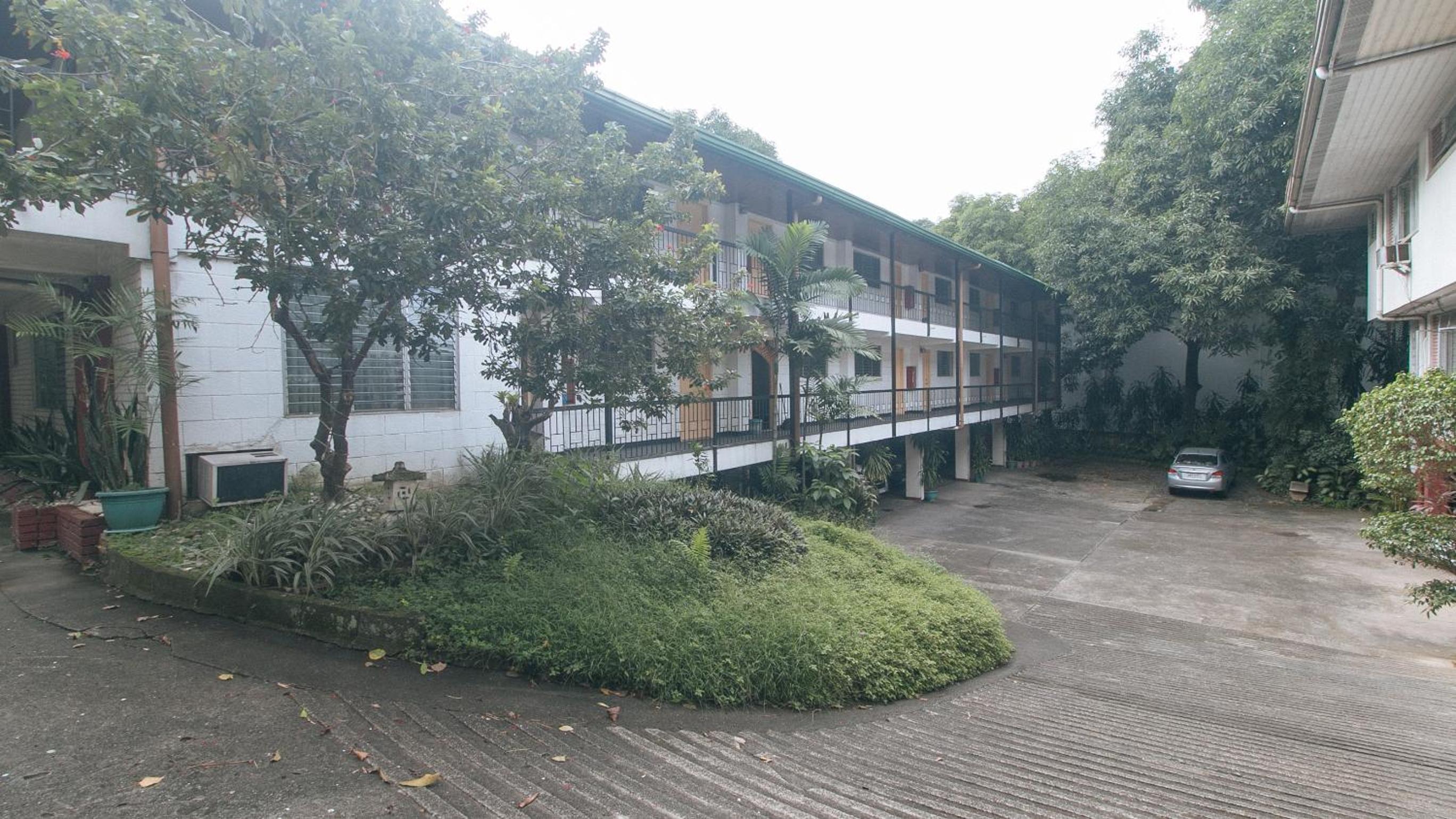 BROADWAY COURT APARTELLE 42/45