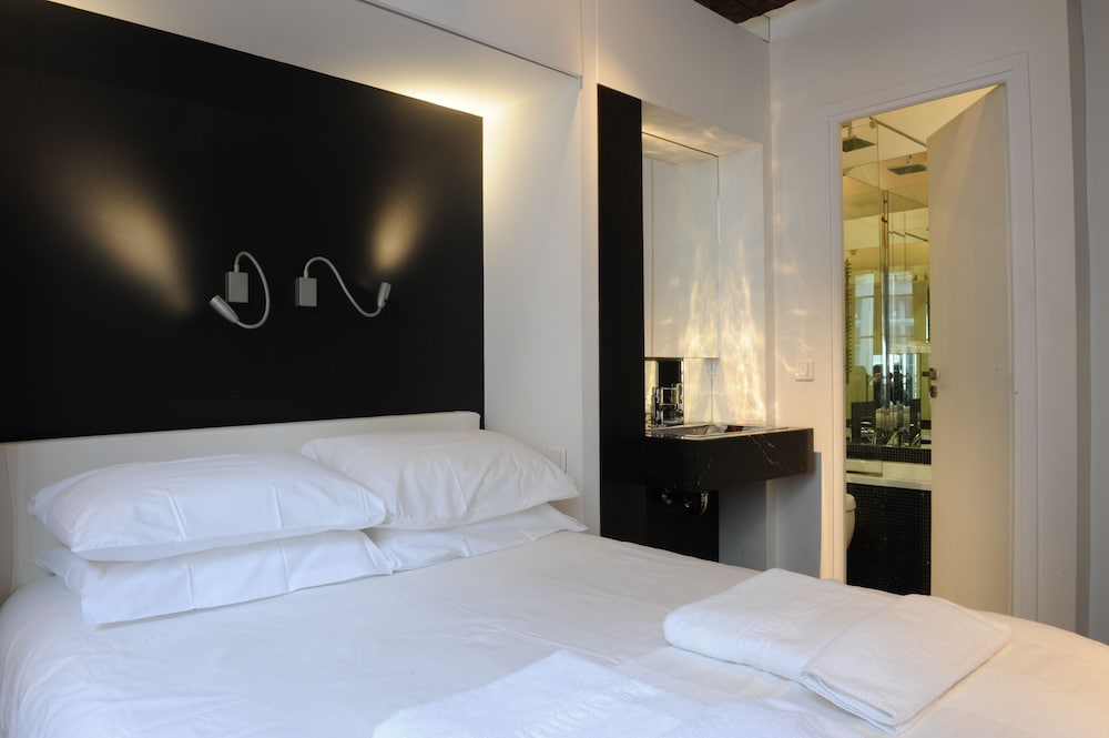 ROOM, DOUBLE OR TWIN BED