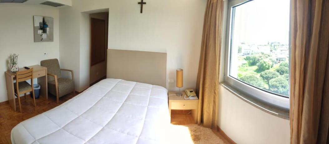 ROOM, SINGLE