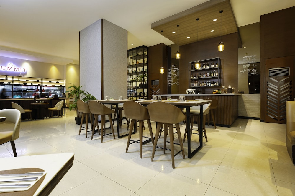 Summit Hotel Greenhills 44/61