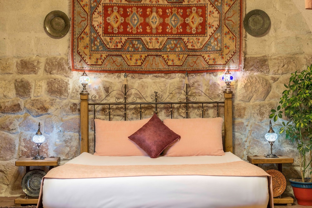 Maron Stone House 20/50