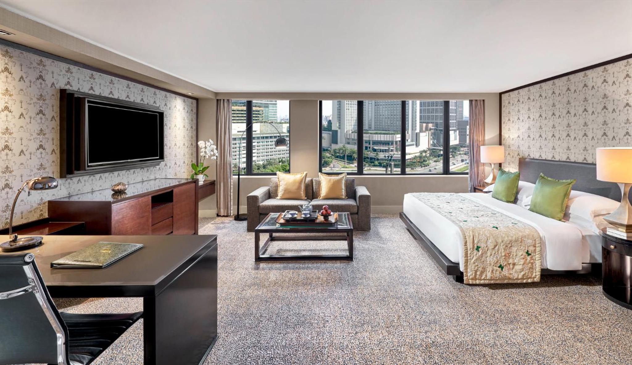 Club, King Bed, Statue View, Corner
