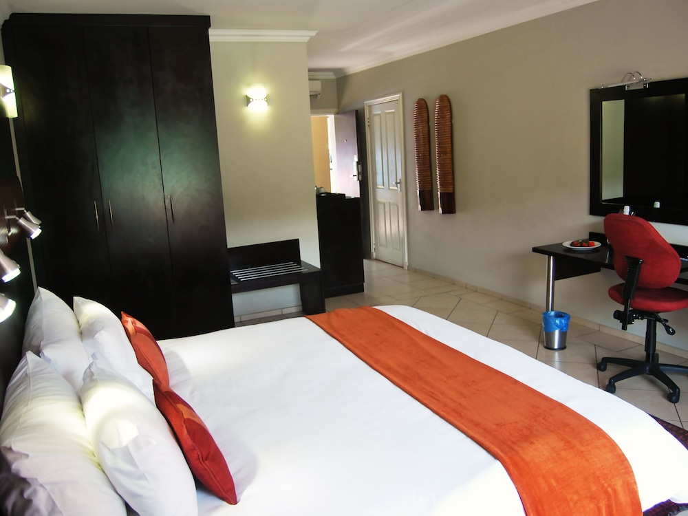 SAFARI LODGE HOTEL & CONVENTION CENTRE 7/50