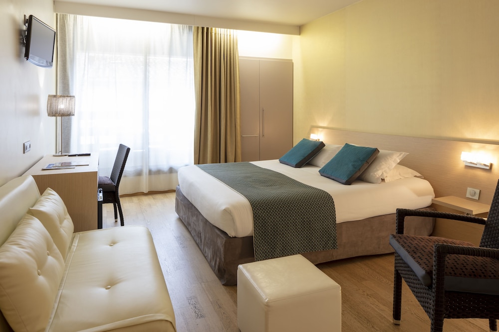 HOTEL LA CHAUMIERE 9/32