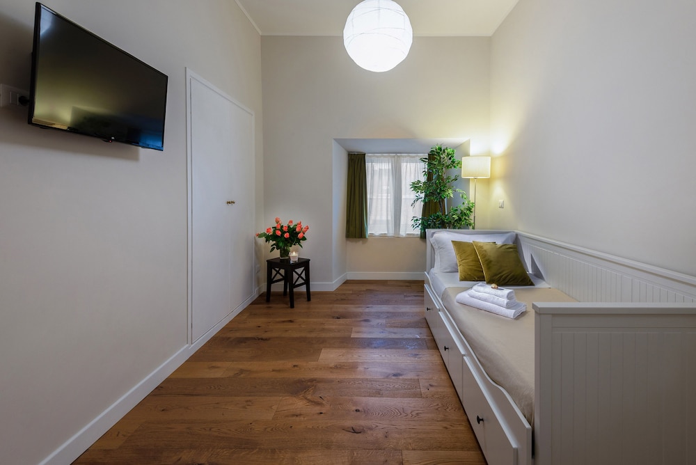 Claudia Rooms 12/39
