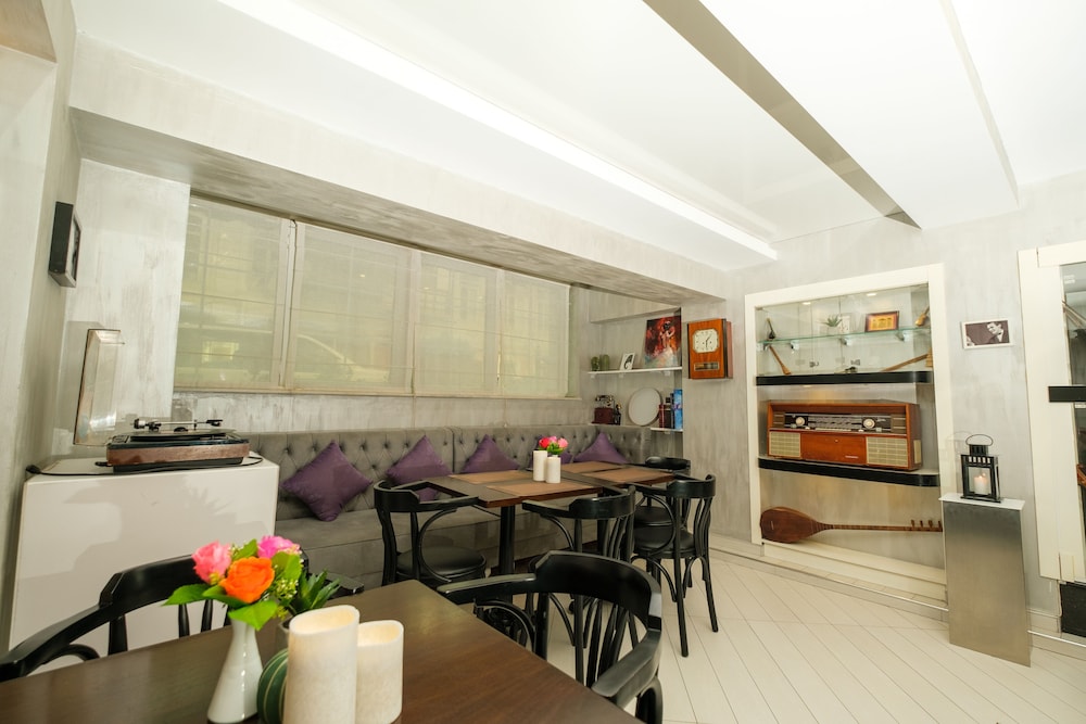 MAESTRO HOTEL 26/32
