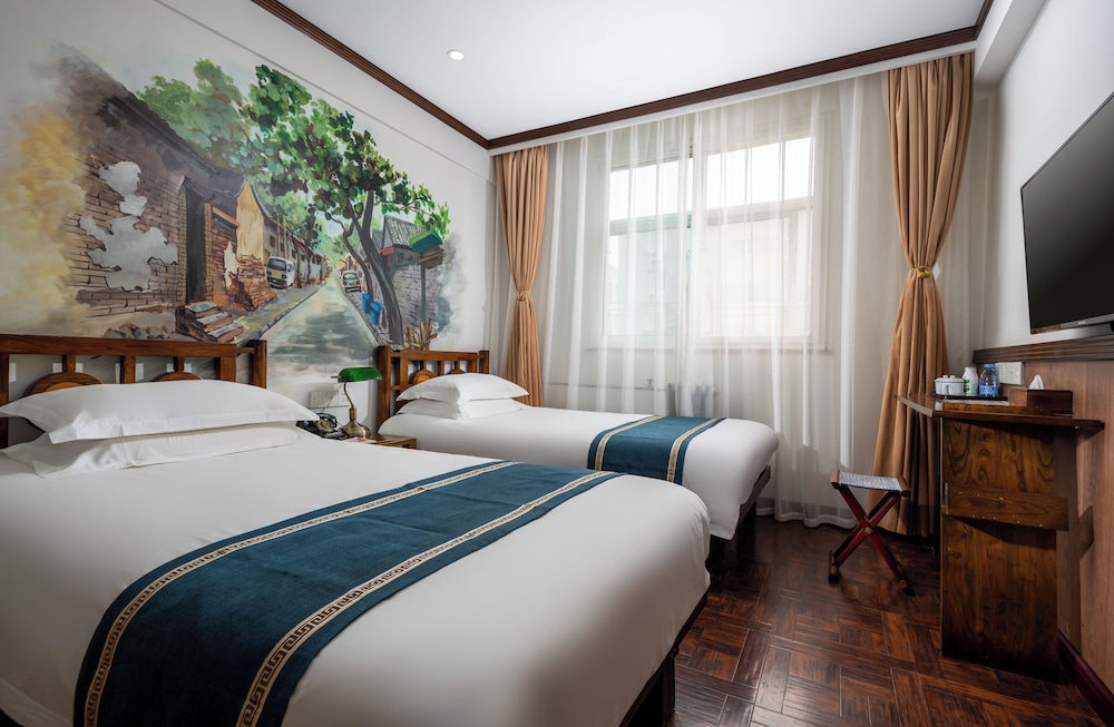ROOM, TWIN BEDS
