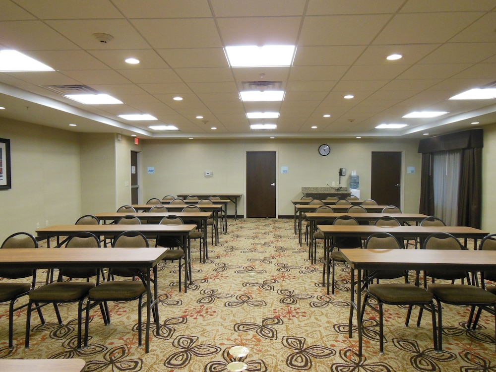 Holiday Inn Express Suites Washington Meadow Lands 63/70