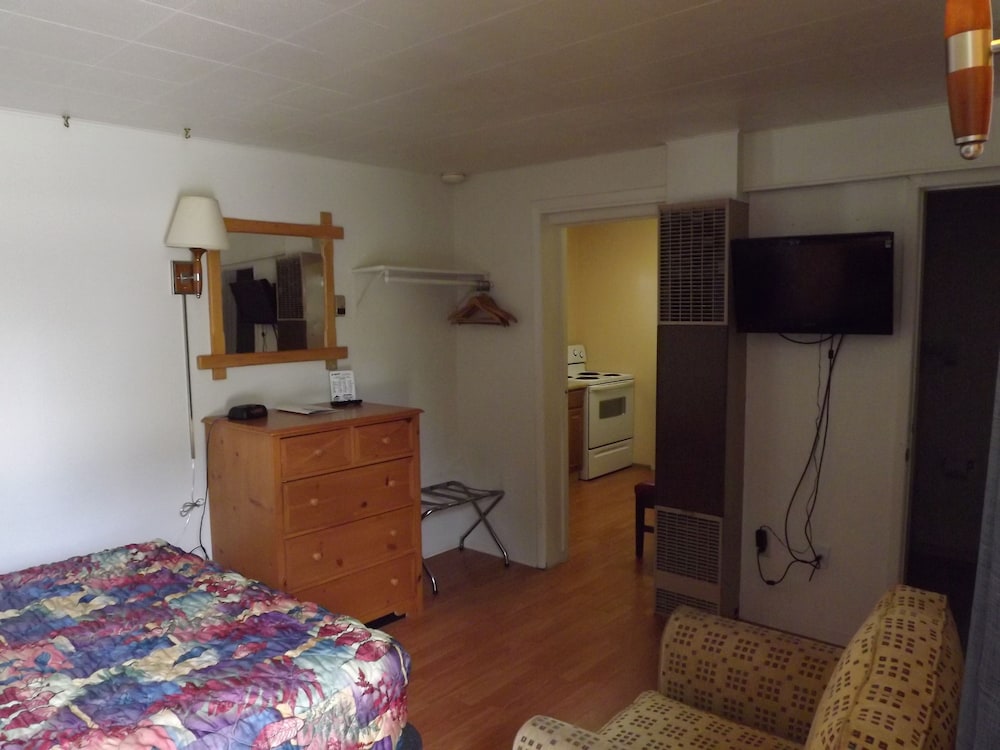 Z Bar Cabins and Motel 6/43