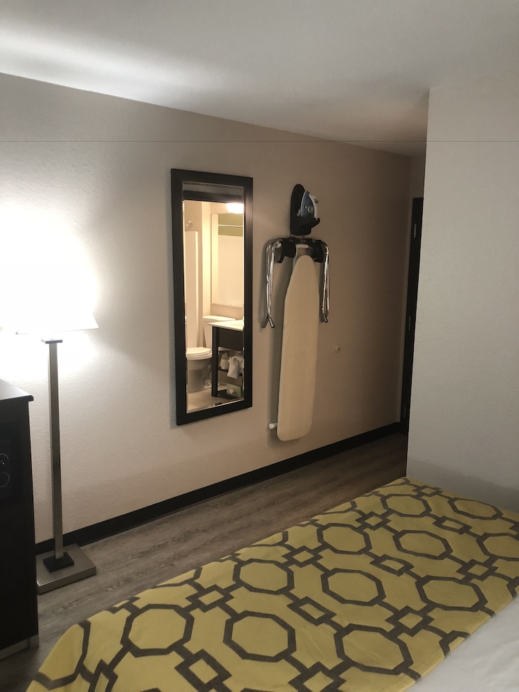 Baymont by Wyndham Phoenix I-10 near 51st Ave 45/55