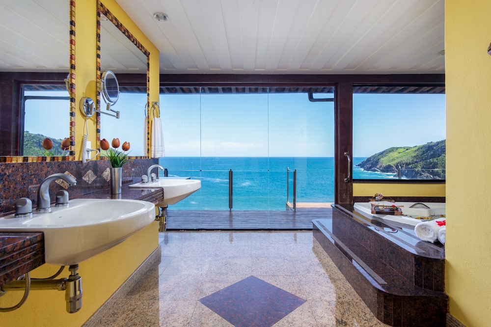 Cliffside Luxury Inn 20/48