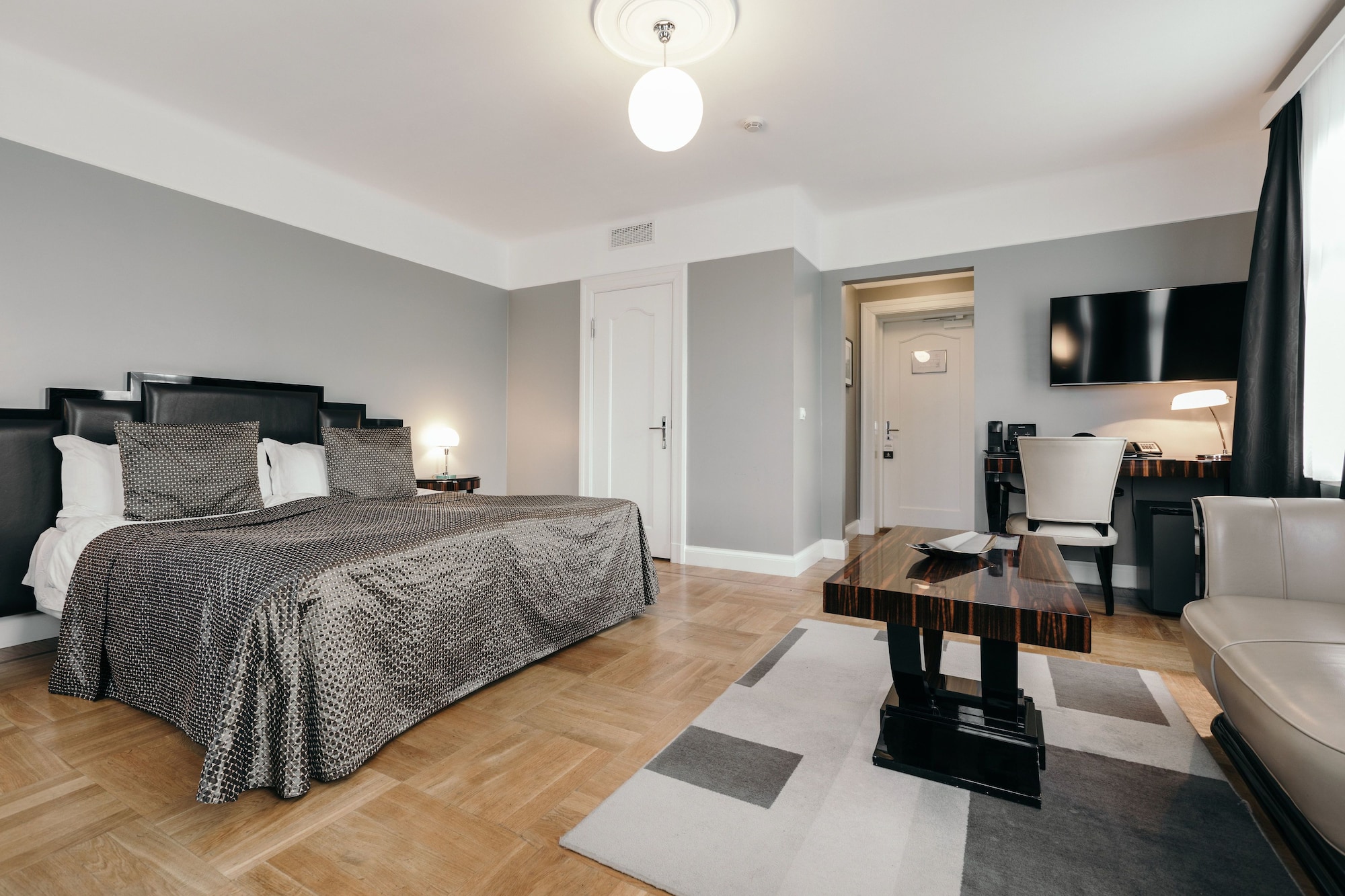 DELUXE, KING BED