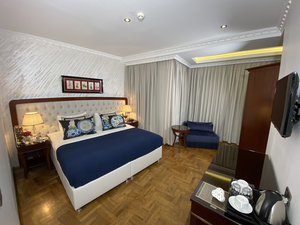 Four Doors Hotel 8/49