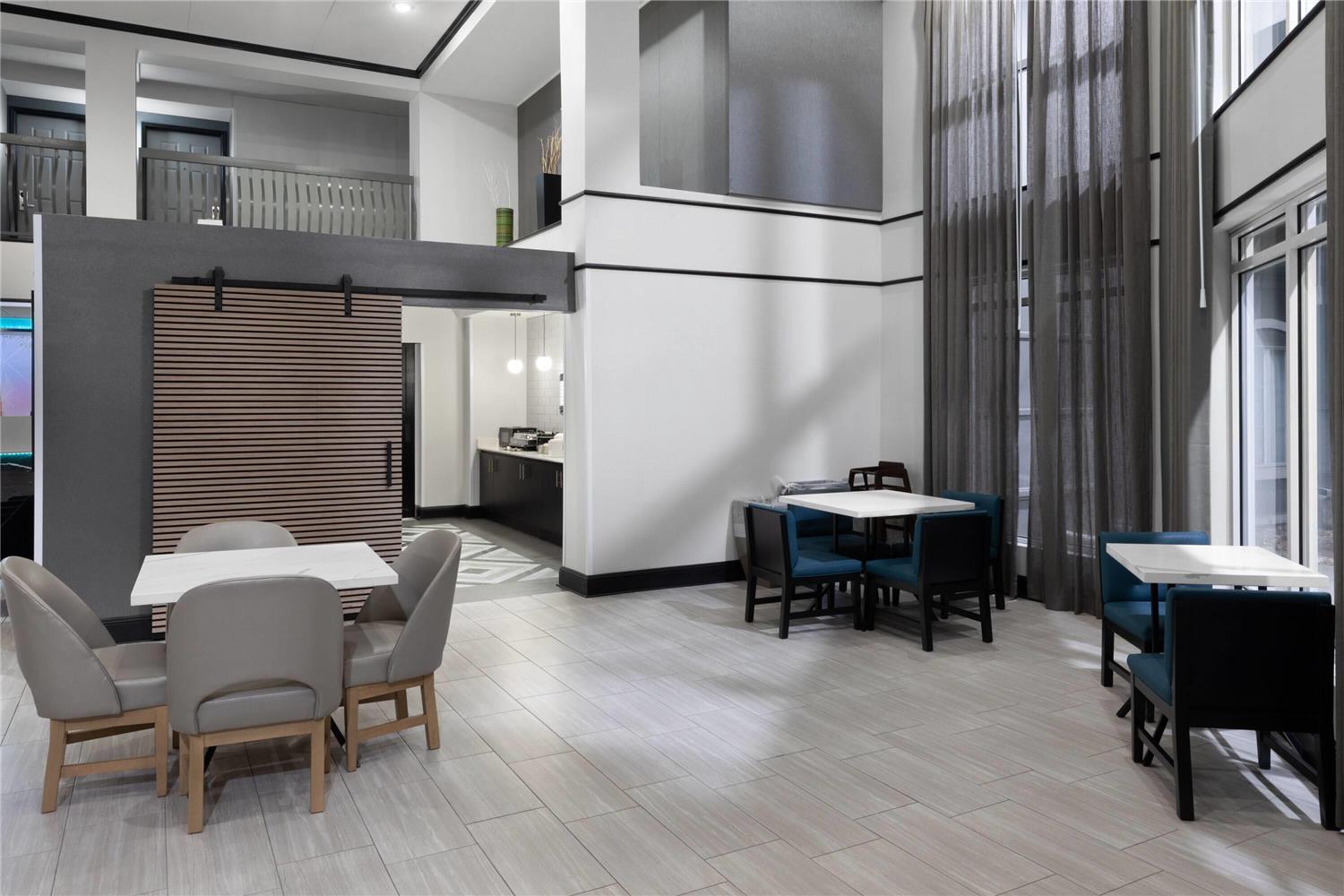 La Quinta Inn & Suites by Wyndham Houston Bush IAH South 27/46