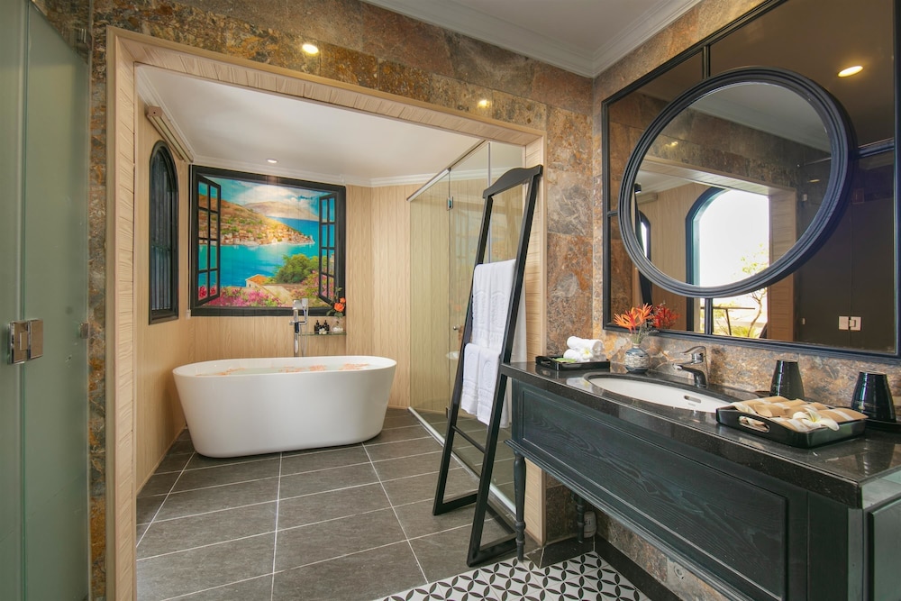 Gold, Suite, King Bed, Panoramic View, Balcony، Golden Holiday Hoi An Hotel 5/5