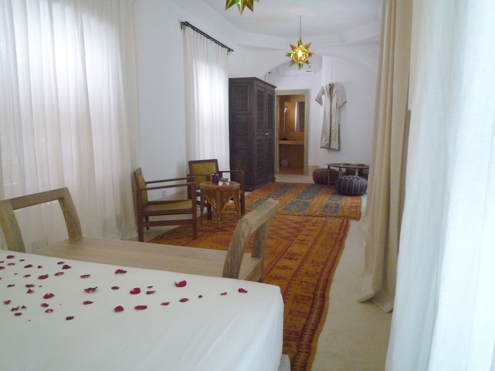 DELUXE, DOUBLE BED