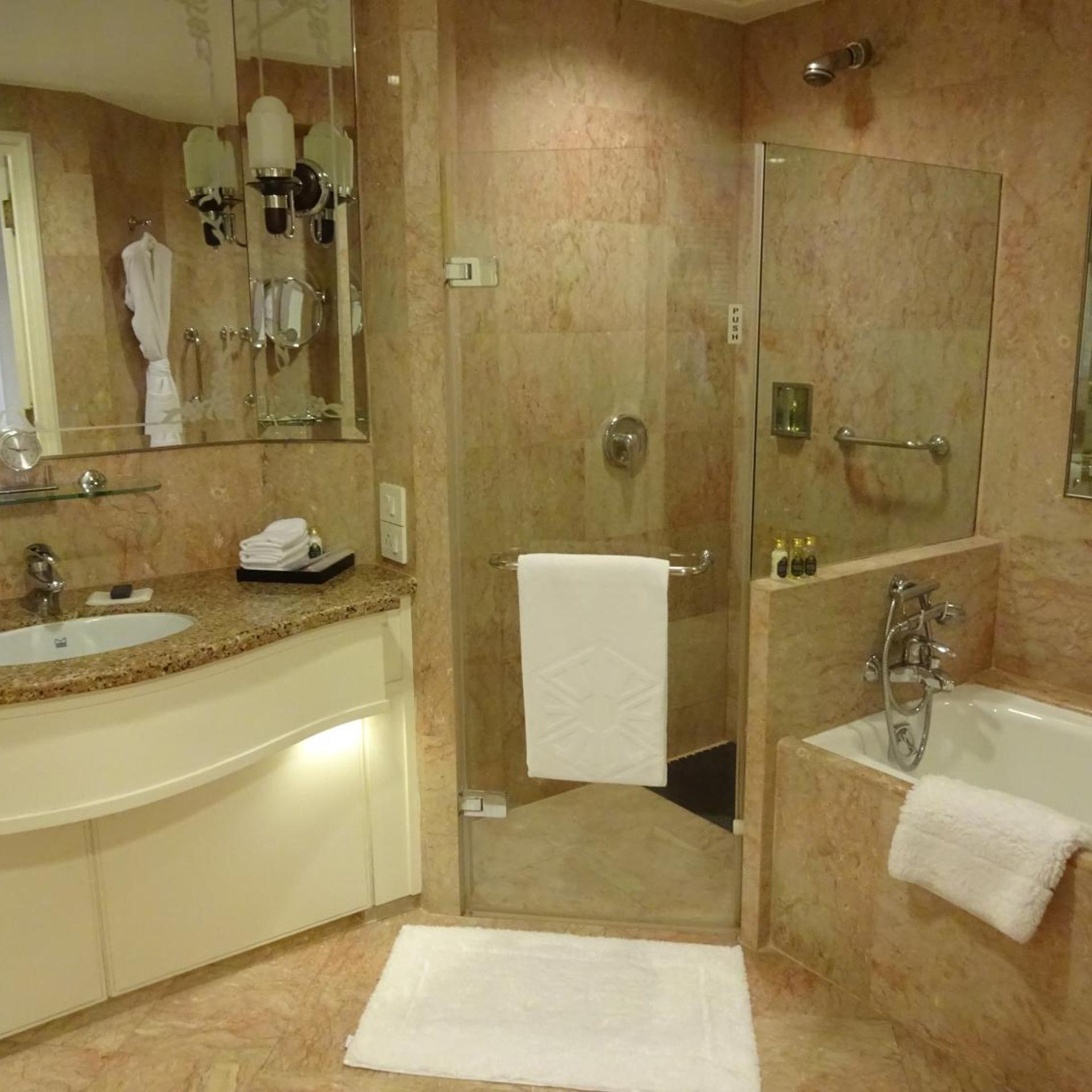 SUITE KING SIZE BED