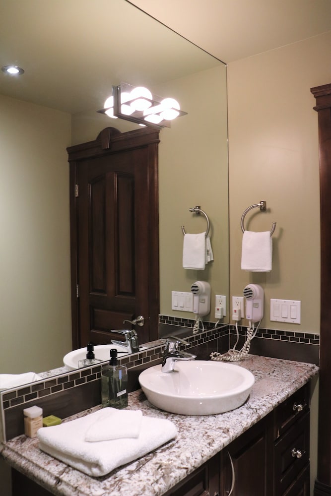 Westmount River Inn 46/48