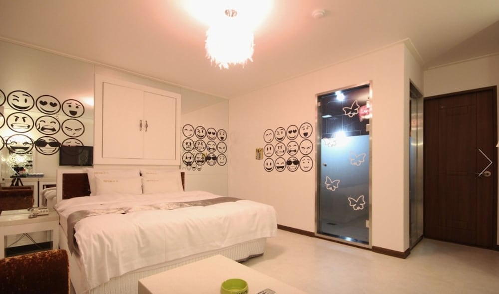 Beauty Motel 6/56