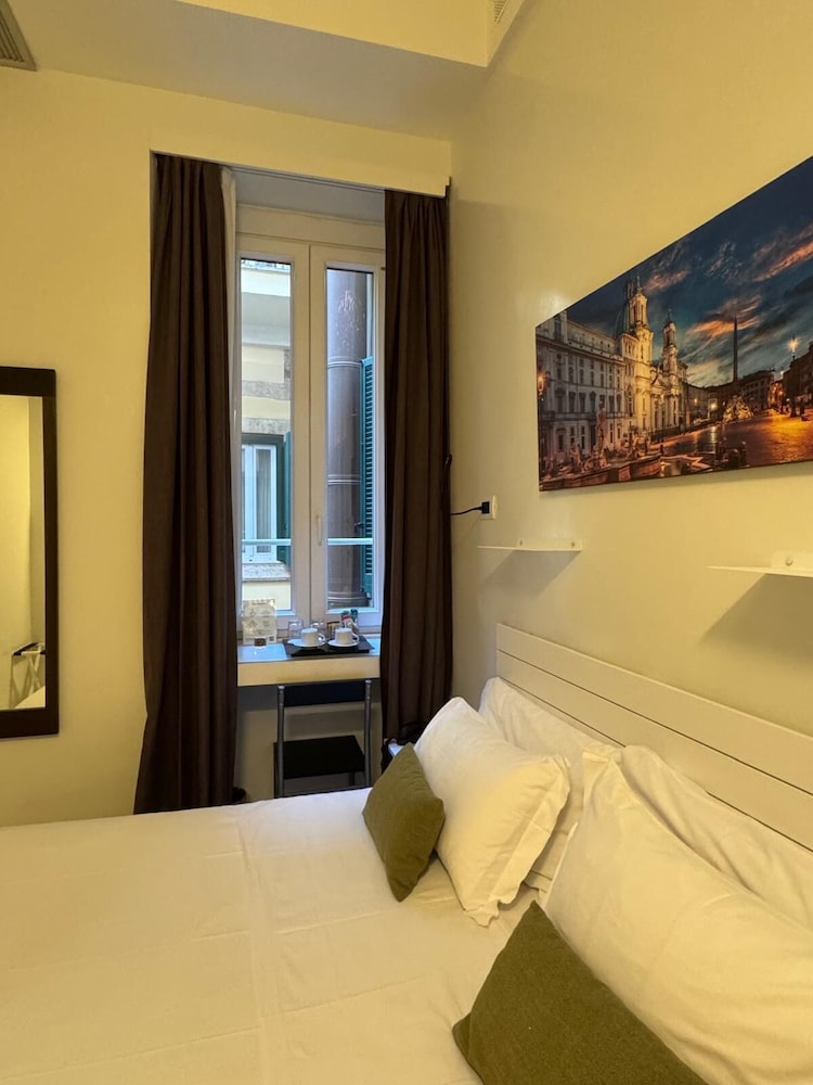 NAVONA SUITES 11/52