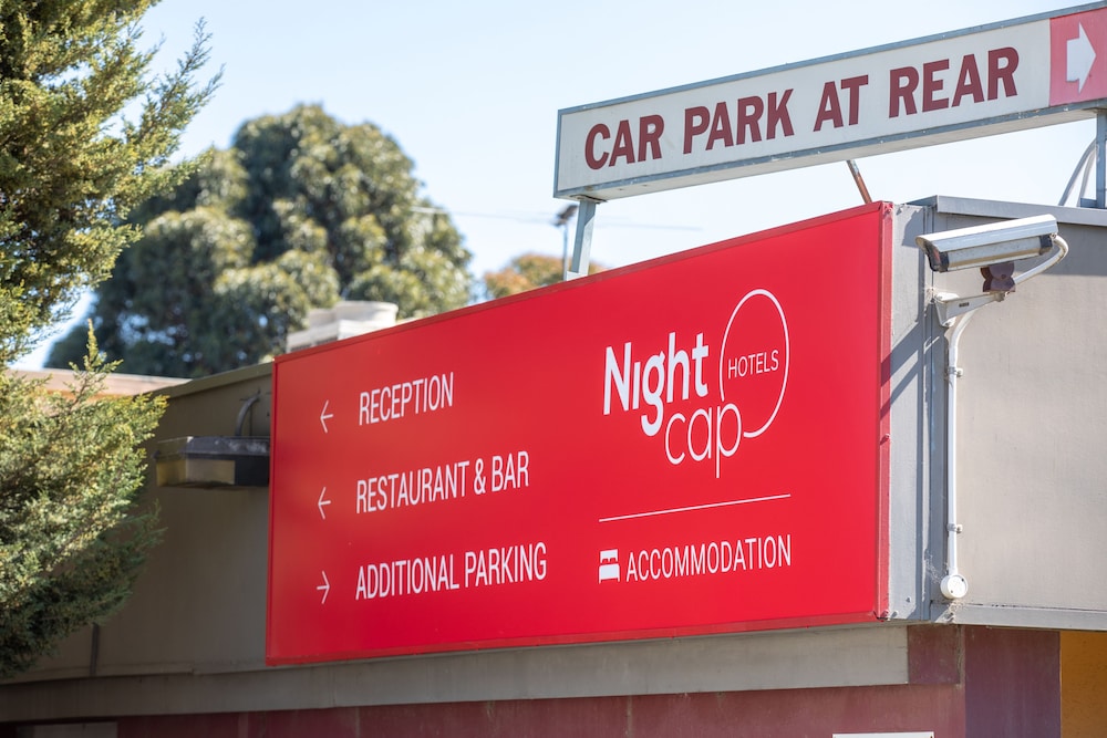 Nightcap at Coolaroo Hotel 31/52